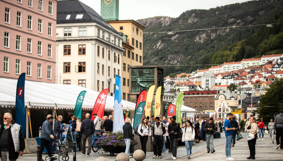 I Bergen er det foreløpig dødt løp, med en foreløpig hårfin ledelse til blå blokk. Valgkampen på Torgalmenningen pågår for fullt. I Bergen er det foreløpig dødt løp, med en foreløpig hårfin ledelse til blå blokk. Valgkampen på Torgalmenningen pågår for fullt.