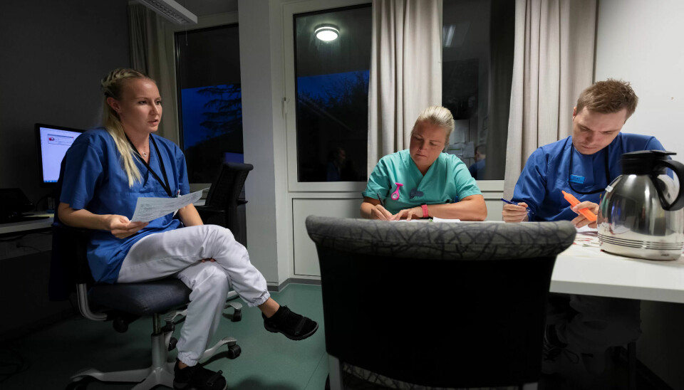 RAPPORT: Lisbeth Heggemsnes (i midten) er tilbake på jobb som nattevakt sammen med kollega Stian Torset. Linda Johansson rapporter fra kveldvakta. RAPPORT: Lisbeth Heggemsnes (i midten) er tilbake på jobb som nattevakt sammen med kollega Stian Torset. Linda Johansson rapporter fra kveldvakta.
