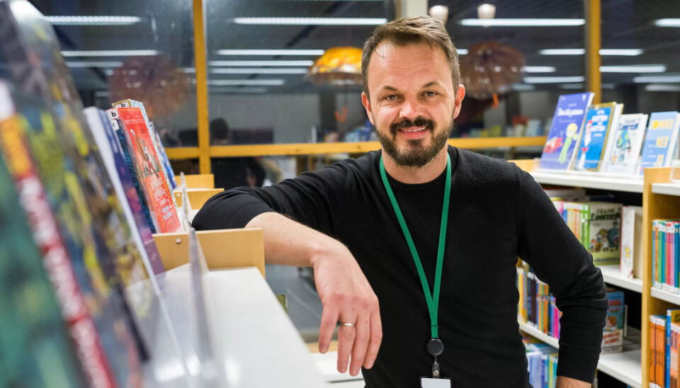 DE FLESTE OPPFØRER SEG: Plasstillitsvalgt Adnan Agic forteller at med en miljøarbeider på plass i biblioteket, er kontakten med ungdommene god og arbeidsmiljøet trygt. DE FLESTE OPPFØRER SEG: Plasstillitsvalgt Adnan Agic forteller at med en miljøarbeider på plass i biblioteket, er kontakten med ungdommene god og arbeidsmiljøet trygt.