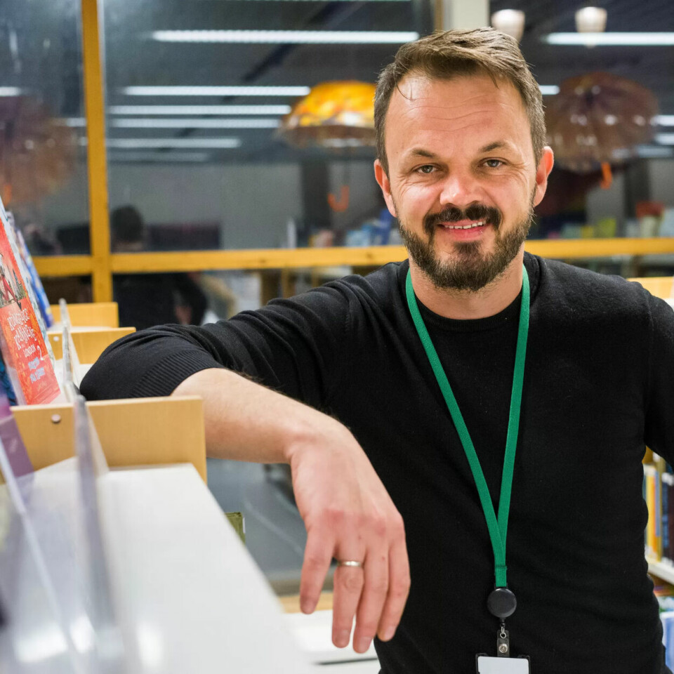 DE FLESTE OPPFØRER SEG: Plasstillitsvalgt Adnan Agic forteller at med en miljøarbeider på plass i biblioteket, er kontakten med ungdommene god og arbeidsmiljøet trygt. DE FLESTE OPPFØRER SEG: Plasstillitsvalgt Adnan Agic forteller at med en miljøarbeider på plass i biblioteket, er kontakten med ungdommene god og arbeidsmiljøet trygt.