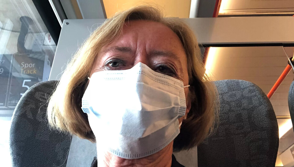 Lise Christoffersen (Ap) bruker munnbind på alle kollektivreiser, uansett tid på døgnet. – Da beskytter jeg andre mot mulig smitte fra meg. Da hadde det vært ok hvis andre gjorde det samme av hensyn til meg og de andre på toget. Lise Christoffersen (Ap) bruker munnbind på alle kollektivreiser, uansett tid på døgnet. – Da beskytter jeg andre mot mulig smitte fra meg. Da hadde det vært ok hvis andre gjorde det samme av hensyn til meg og de andre på toget.