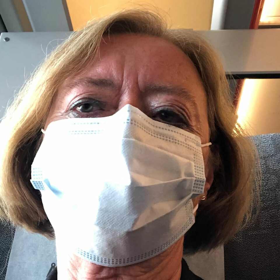 Lise Christoffersen (Ap) bruker munnbind på alle kollektivreiser, uansett tid på døgnet. – Da beskytter jeg andre mot mulig smitte fra meg. Da hadde det vært ok hvis andre gjorde det samme av hensyn til meg og de andre på toget. Lise Christoffersen (Ap) bruker munnbind på alle kollektivreiser, uansett tid på døgnet. – Da beskytter jeg andre mot mulig smitte fra meg. Da hadde det vært ok hvis andre gjorde det samme av hensyn til meg og de andre på toget.