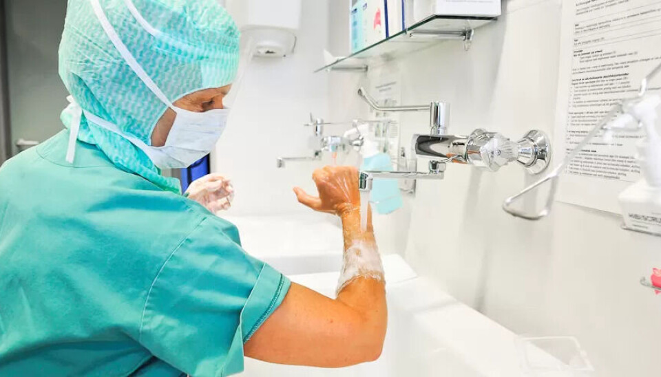 PÅ LIV OG DØD: Er det en risiko for pasienten hvis noen av oppgavene på operasjonssalen overtas av helsefagarbeidere? De lærde strides. PÅ LIV OG DØD: Er det en risiko for pasienten hvis noen av oppgavene på operasjonssalen overtas av helsefagarbeidere? De lærde strides.
