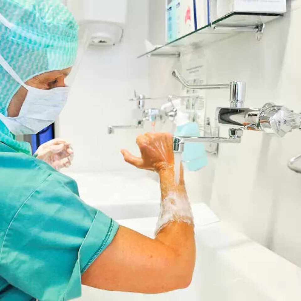 PÅ LIV OG DØD: Er det en risiko for pasienten hvis noen av oppgavene på operasjonssalen overtas av helsefagarbeidere? De lærde strides. PÅ LIV OG DØD: Er det en risiko for pasienten hvis noen av oppgavene på operasjonssalen overtas av helsefagarbeidere? De lærde strides.