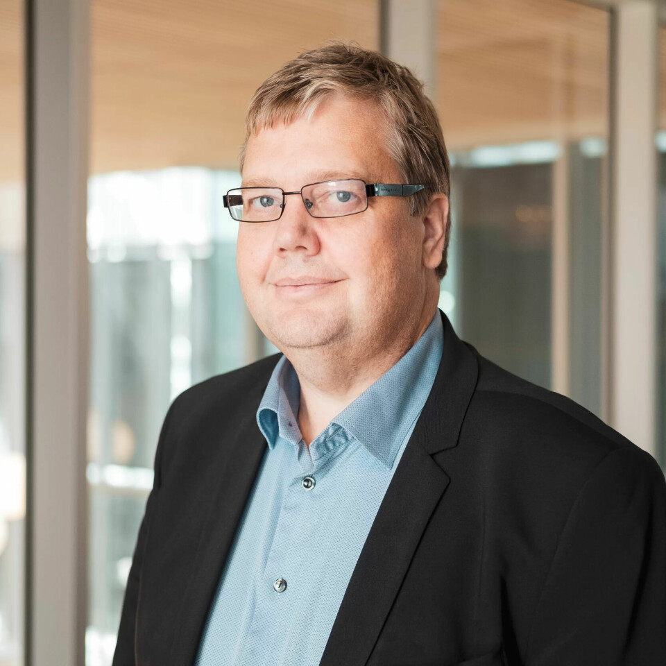 – Det er norske helsemyndigheter som har fagekspertise og kan komme med anbefalinger eller pålegg, så må vi etterleve dem. Sånn må det være. Det er ikke slik at hver enkelt bedrift sitter med spisskompetanse på smittevern, sier kommunikasjonssjef Åge-Christoffersen Lundeby i Vy. – Det er norske helsemyndigheter som har fagekspertise og kan komme med anbefalinger eller pålegg, så må vi etterleve dem. Sånn må det være. Det er ikke slik at hver enkelt bedrift sitter med spisskompetanse på smittevern, sier kommunikasjonssjef Åge-Christoffersen Lundeby i Vy.