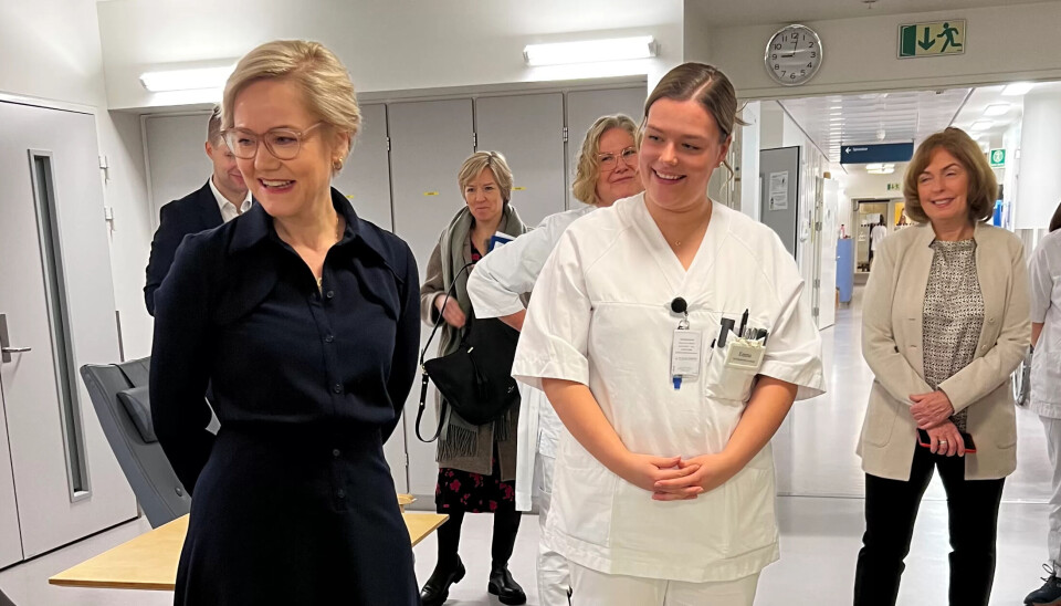 FLERE SOM EMMA: Helse- og omsorgsminister Ingvild Kjerkol (foran) holdt i går årets sykehustale og var samtidig på besøk på St. Olavs hospital. Her jobber lærling Emma Straub (t.h.). Nå vil Kjerkol ha flere som henne inn i sykehusene. FLERE SOM EMMA: Helse- og omsorgsminister Ingvild Kjerkol (foran) holdt i går årets sykehustale og var samtidig på besøk på St. Olavs hospital. Her jobber lærling Emma Straub (t.h.). Nå vil Kjerkol ha flere som henne inn i sykehusene.