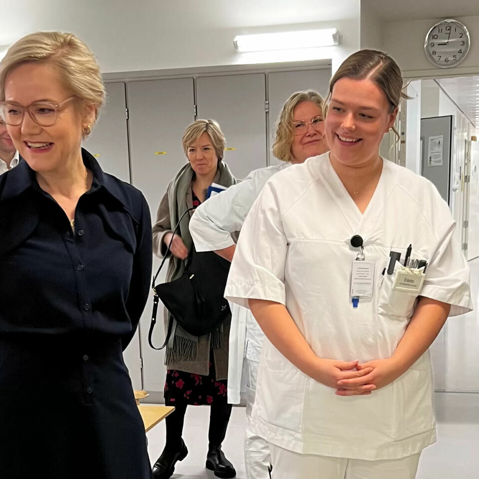FLERE SOM EMMA: Helse- og omsorgsminister Ingvild Kjerkol (foran) holdt i går årets sykehustale og var samtidig på besøk på St. Olavs hospital. Her jobber lærling Emma Straub (t.h.). Nå vil Kjerkol ha flere som henne inn i sykehusene. FLERE SOM EMMA: Helse- og omsorgsminister Ingvild Kjerkol (foran) holdt i går årets sykehustale og var samtidig på besøk på St. Olavs hospital. Her jobber lærling Emma Straub (t.h.). Nå vil Kjerkol ha flere som henne inn i sykehusene.