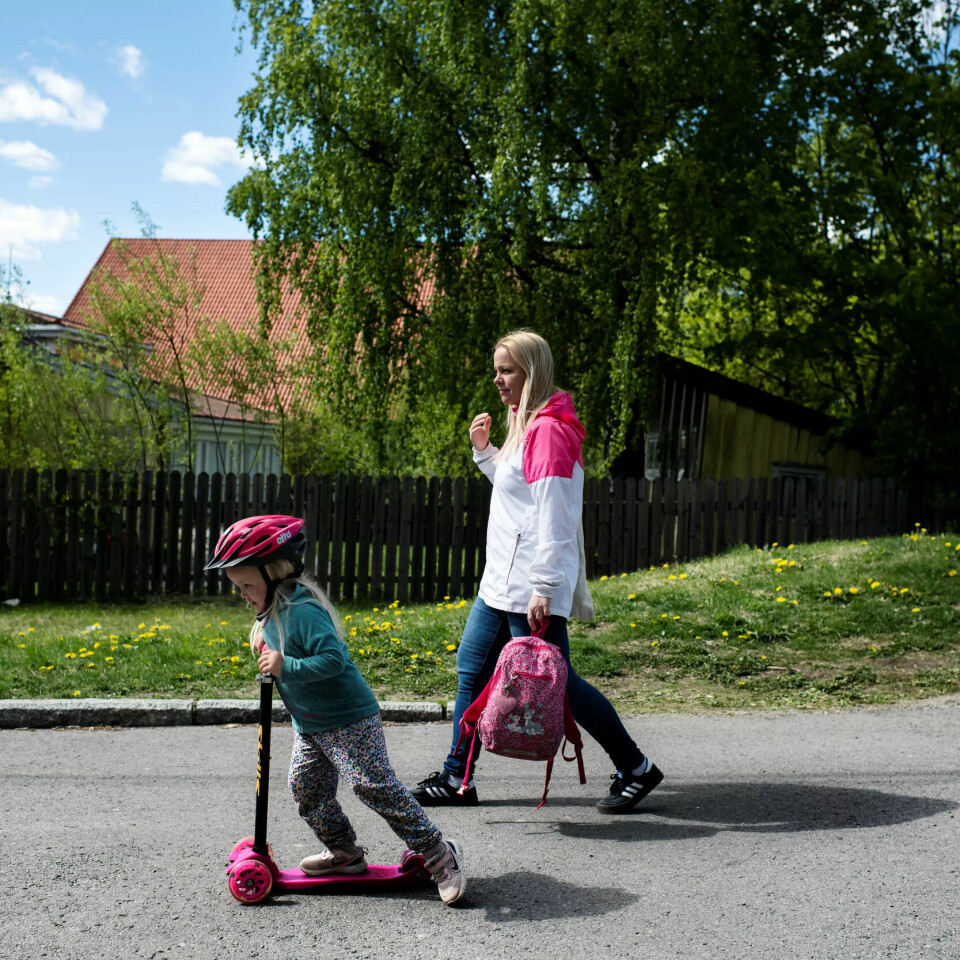 TOSOMHET: Omtrent samtidig som Eivor Evenrud ble politiker, ble hun mor. Datteren Henny (4) har vært med mye på jobb i Rådhuset i Oslo. Også etter at korona-krisen slo inn over landet, og de politiske møtene ble flyttet over til videostreamen. TOSOMHET: Omtrent samtidig som Eivor Evenrud ble politiker, ble hun mor. Datteren Henny (4) har vært med mye på jobb i Rådhuset i Oslo. Også etter at korona-krisen slo inn over landet, og de politiske møtene ble flyttet over til videostreamen.