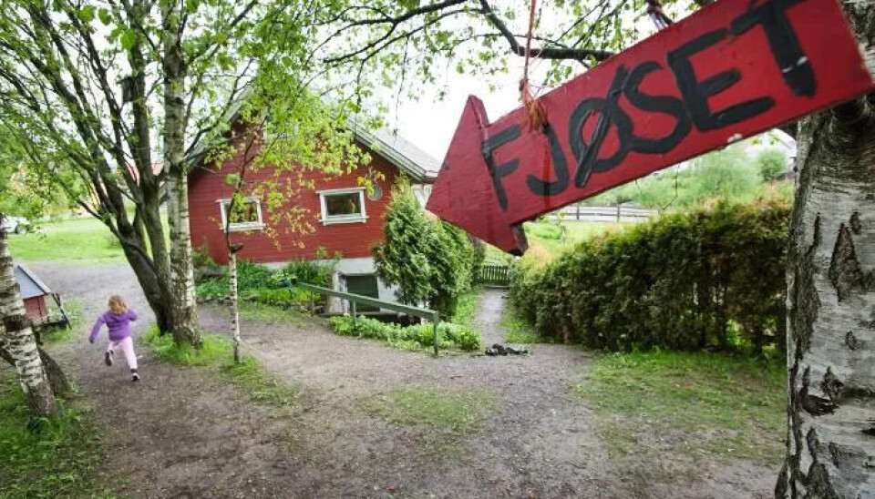 Klyve SFO i Porsgrunn følger årstidene både i fjøs og i åker. Nå skal sauer og lam på beite, men først må de få markmiddel og pyntes med øredobber. Klyve SFO i Porsgrunn følger årstidene både i fjøs og i åker. Nå skal sauer og lam på beite, men først må de få markmiddel og pyntes med øredobber.