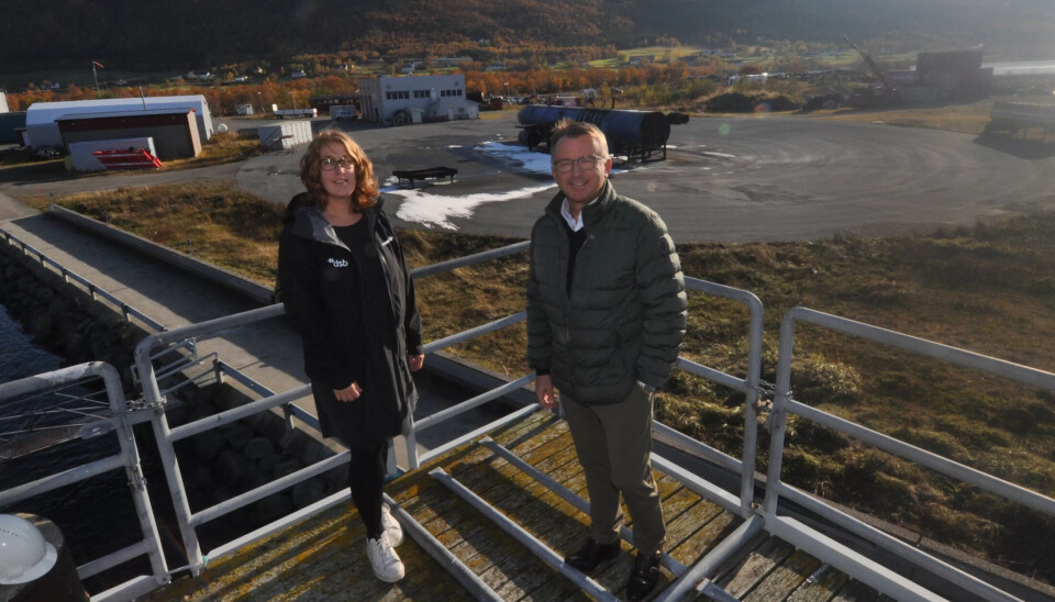 – Vi legger en lang periode bak oss, medgir assisterende avdelingsdirektør Ann Christin Olsen-Haines ved DSB, her sammen med skoledirektør på nåværende Norges brannskole, Agnar Christensen. – Vi legger en lang periode bak oss, medgir assisterende avdelingsdirektør Ann Christin Olsen-Haines ved DSB, her sammen med skoledirektør på nåværende Norges brannskole, Agnar Christensen.
