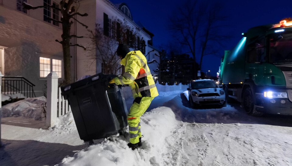 TUNGT: Kassene er ekstra tunge etter fridager i jula. Å trille dem kan renovatørene glemme. TUNGT: Kassene er ekstra tunge etter fridager i jula. Å trille dem kan renovatørene glemme.