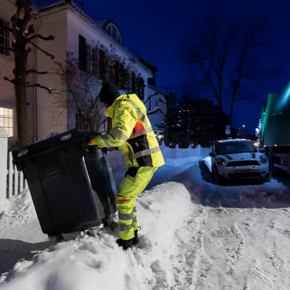TUNGT: Kassene er ekstra tunge etter fridager i jula. Å trille dem kan renovatørene glemme. TUNGT: Kassene er ekstra tunge etter fridager i jula. Å trille dem kan renovatørene glemme.