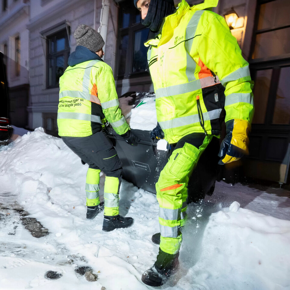 SLITASJE: André og Filmon gyver løs på oppgavene, med rygg, skuldre og knær som innsats. Søpla skal med. SLITASJE: André og Filmon gyver løs på oppgavene, med rygg, skuldre og knær som innsats. Søpla skal med.