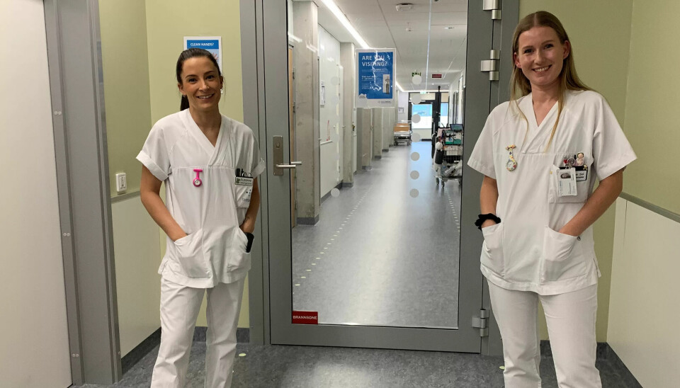 – Som helsefagarbeider må man ofte jobbe litt ekstra for å vise hva man kan, dette tror jeg kommer av at det er for lite kunnskap om hva en helsefagarbeider faktisk kan brukes til, sier Karoline Sol Danielsen (t.h.). Her sammen med kollega Susanne Fjeld. – Som helsefagarbeider må man ofte jobbe litt ekstra for å vise hva man kan, dette tror jeg kommer av at det er for lite kunnskap om hva en helsefagarbeider faktisk kan brukes til, sier Karoline Sol Danielsen (t.h.). Her sammen med kollega Susanne Fjeld.