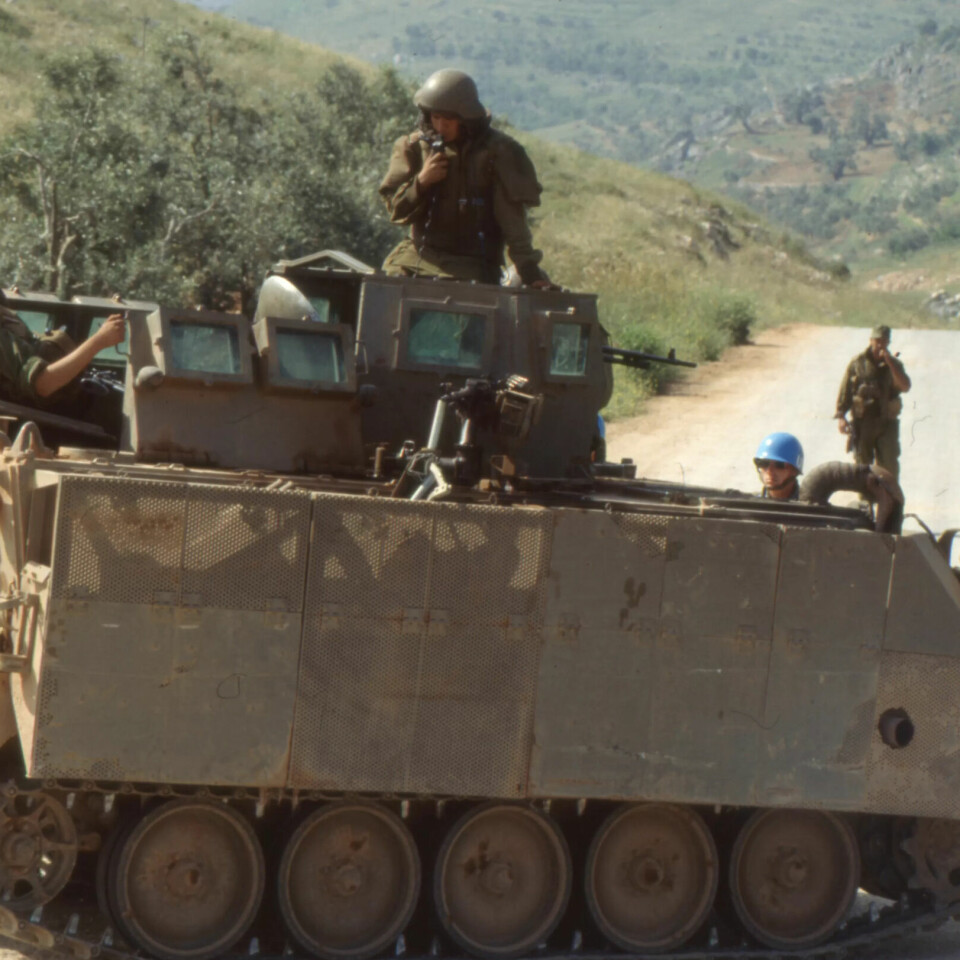 I TJENESTE: Soldater fra den norske mek-troppen overvåker israelske soldater i Norbats område i mai 1992. I TJENESTE: Soldater fra den norske mek-troppen overvåker israelske soldater i Norbats område i mai 1992.