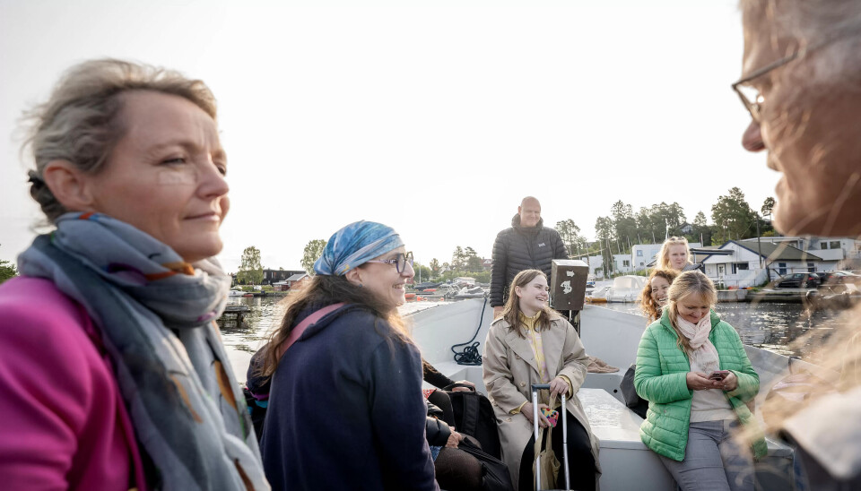 Fra skinnene til sjøveien: Britt Sjule reiste til Kjeholmen med konferansedeltakere, her i samtale med bussfører Marit Sauge. I grønn jakke sitter Fagforbundets Iren Luther. Båtfører Helge Skogheim er Kjeholmens eneste mann denne dagen. Fra skinnene til sjøveien: Britt Sjule reiste til Kjeholmen med konferansedeltakere, her i samtale med bussfører Marit Sauge. I grønn jakke sitter Fagforbundets Iren Luther. Båtfører Helge Skogheim er Kjeholmens eneste mann denne dagen.