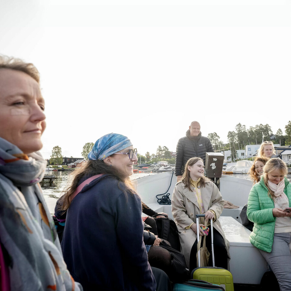 Fra skinnene til sjøveien: Britt Sjule reiste til Kjeholmen med konferansedeltakere, her i samtale med bussfører Marit Sauge. I grønn jakke sitter Fagforbundets Iren Luther. Båtfører Helge Skogheim er Kjeholmens eneste mann denne dagen. Fra skinnene til sjøveien: Britt Sjule reiste til Kjeholmen med konferansedeltakere, her i samtale med bussfører Marit Sauge. I grønn jakke sitter Fagforbundets Iren Luther. Båtfører Helge Skogheim er Kjeholmens eneste mann denne dagen.