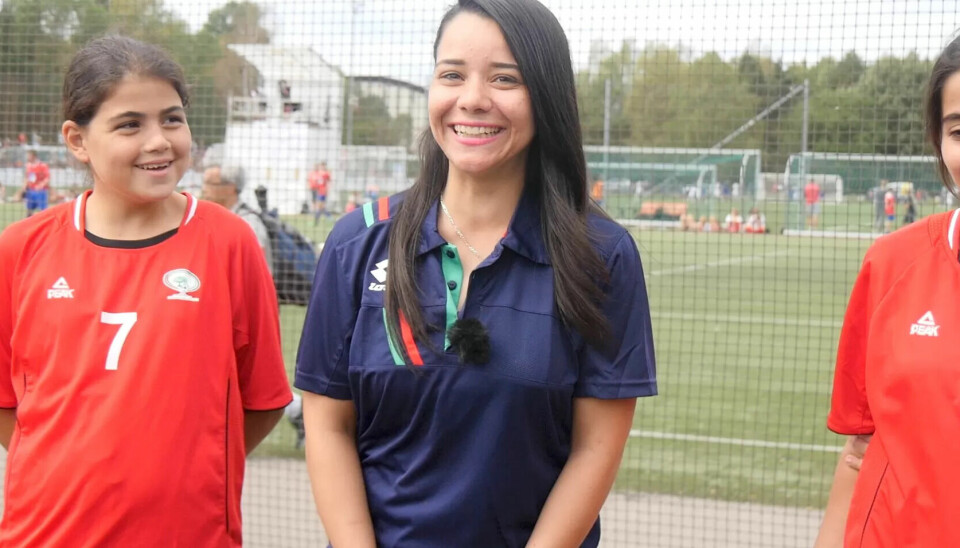 LANDSLAGSSPILLER: Reemah Mahmoud er trener for Jerusalem Girls og spiller til vanlig på det palestinske landslaget. Med seg på bildet har hun storscorer Miral til venstre og Natalie til høyre: - Vi er veldig glade for å kunne delta på Norway Cup og representere Palestina på sitt beste, sier trener Mahmoud, som så laget hun leder vinne 14-1. LANDSLAGSSPILLER: Reemah Mahmoud er trener for Jerusalem Girls og spiller til vanlig på det palestinske landslaget. Med seg på bildet har hun storscorer Miral til venstre og Natalie til høyre: - Vi er veldig glade for å kunne delta på Norway Cup og representere Palestina på sitt beste, sier trener Mahmoud, som så laget hun leder vinne 14-1.