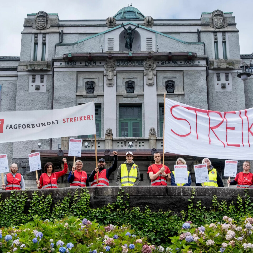 STREIK: De streikende utenfor Den Nationale Scene i Bergen var fredag ettermiddag (fra venstre): Arne Kambestad (Fagforbundet), Erlend Wiig Hauge (Fagforbundet), Ingunn R. Jacobsen (Fagforbundet), Nina Seim (Fagforbundet), Rune Kjelby (Fagforbundet), Sebastian Kaurel (NTL), Christian Eskildsen (Fagforbundet), Lena Andersen (NTL), Mette Eriksen (NTL), Anne Bergendahl (Fagforbundet) og Kristian Strømme (Fagforbundet) STREIK: De streikende utenfor Den Nationale Scene i Bergen var fredag ettermiddag (fra venstre): Arne Kambestad (Fagforbundet), Erlend Wiig Hauge (Fagforbundet), Ingunn R. Jacobsen (Fagforbundet), Nina Seim (Fagforbundet), Rune Kjelby (Fagforbundet), Sebastian Kaurel (NTL), Christian Eskildsen (Fagforbundet), Lena Andersen (NTL), Mette Eriksen (NTL), Anne Bergendahl (Fagforbundet) og Kristian Strømme (Fagforbundet)