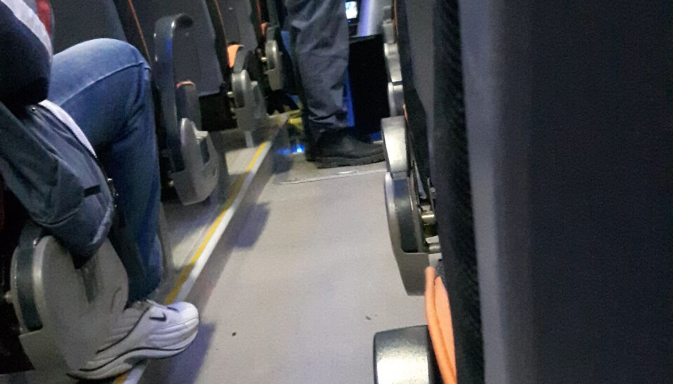 Petter Thoresen og en annen deltaker som skulle på studietur til Palestina ble søndag utvist og deportert fra Israel, som mener de er en sikkerhetsrisiko. Bildet viser en av vaktene på bussen som kjørte dem til flyet de ble sendt ut med. Petter Thoresen og en annen deltaker som skulle på studietur til Palestina ble søndag utvist og deportert fra Israel, som mener de er en sikkerhetsrisiko. Bildet viser en av vaktene på bussen som kjørte dem til flyet de ble sendt ut med.