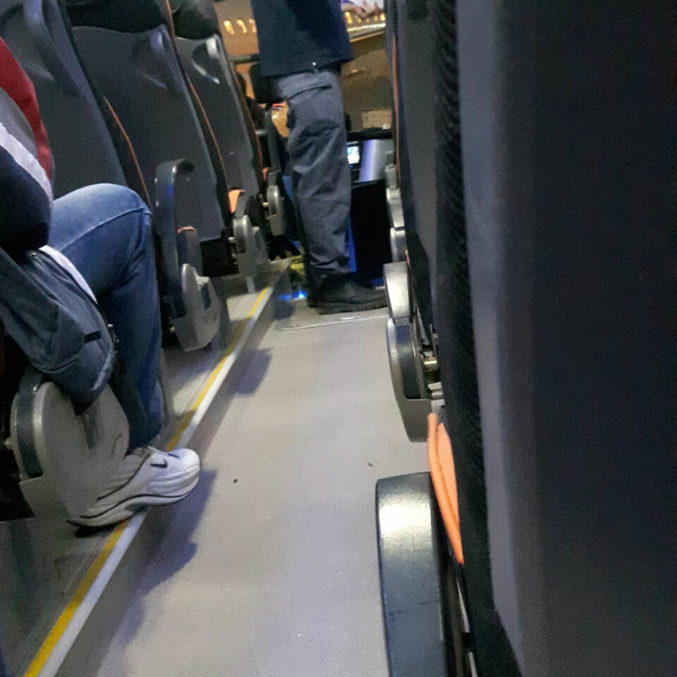 Petter Thoresen og en annen deltaker som skulle på studietur til Palestina ble søndag utvist og deportert fra Israel, som mener de er en sikkerhetsrisiko. Bildet viser en av vaktene på bussen som kjørte dem til flyet de ble sendt ut med. Petter Thoresen og en annen deltaker som skulle på studietur til Palestina ble søndag utvist og deportert fra Israel, som mener de er en sikkerhetsrisiko. Bildet viser en av vaktene på bussen som kjørte dem til flyet de ble sendt ut med.