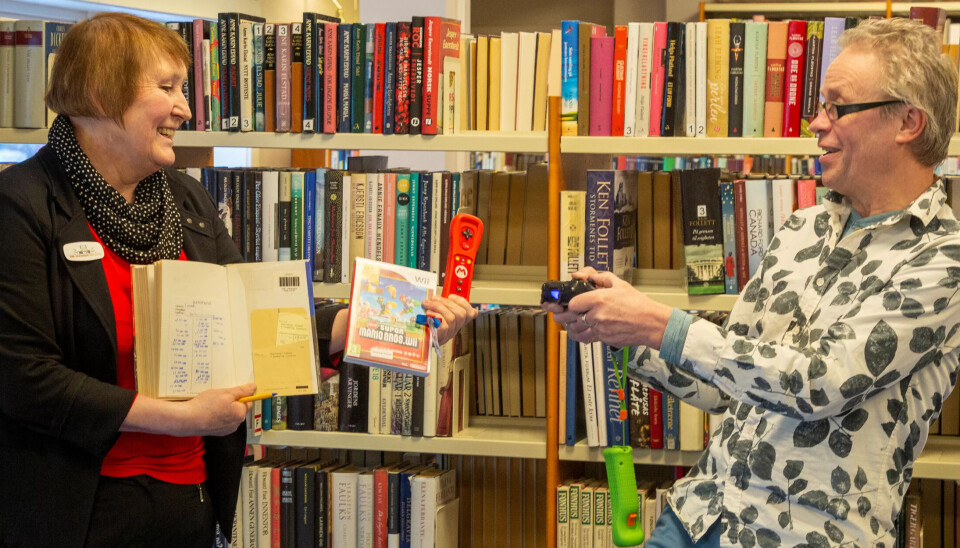 SATSING: Da bibliotekloven åpnet for at folkebibliotek skulle bli debattarenaer, søkte Sør-Varanger om byggestøtte. – Dette var et smart trekk. Biblioteket fikk muligheten til å komme på banen, sier biblioteksjef Dagfinn Gjerde. Her sammen med bibliotekar Nina Strimp. SATSING: Da bibliotekloven åpnet for at folkebibliotek skulle bli debattarenaer, søkte Sør-Varanger om byggestøtte. – Dette var et smart trekk. Biblioteket fikk muligheten til å komme på banen, sier biblioteksjef Dagfinn Gjerde. Her sammen med bibliotekar Nina Strimp.