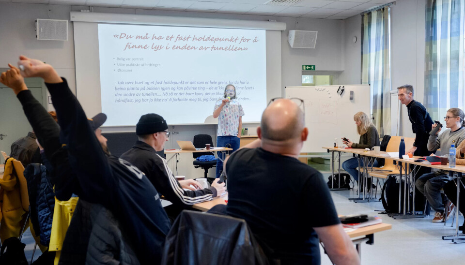 KLASSE MED ERFARING: 14 personer med erfaring fra rus og psykiatri er det neste halvåret elever ved Oslo Kommune Helseetatens erfaringsskole. Skolen får over 100 søknader hvert år. KLASSE MED ERFARING: 14 personer med erfaring fra rus og psykiatri er det neste halvåret elever ved Oslo Kommune Helseetatens erfaringsskole. Skolen får over 100 søknader hvert år.
