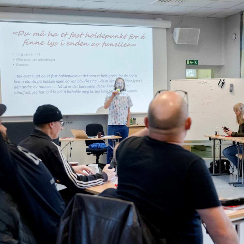 KLASSE MED ERFARING: 14 personer med erfaring fra rus og psykiatri er det neste halvåret elever ved Oslo Kommune Helseetatens erfaringsskole. Skolen får over 100 søknader hvert år. KLASSE MED ERFARING: 14 personer med erfaring fra rus og psykiatri er det neste halvåret elever ved Oslo Kommune Helseetatens erfaringsskole. Skolen får over 100 søknader hvert år.
