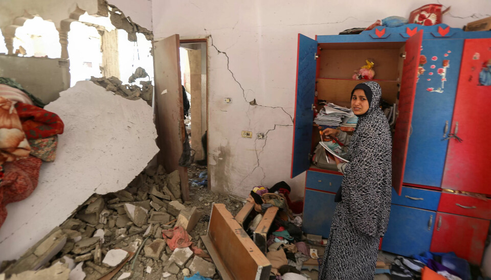 KNUST: – Alle som bor i Gaza er berørt nå, sier generalekretær Henriette Kili Westhrin i Norsk Folkehjelp. Bildet viser en palestinsk kvinne som samler inn eiendelene sine fra et bombardert hus fredag 14. mai. KNUST: – Alle som bor i Gaza er berørt nå, sier generalekretær Henriette Kili Westhrin i Norsk Folkehjelp. Bildet viser en palestinsk kvinne som samler inn eiendelene sine fra et bombardert hus fredag 14. mai.