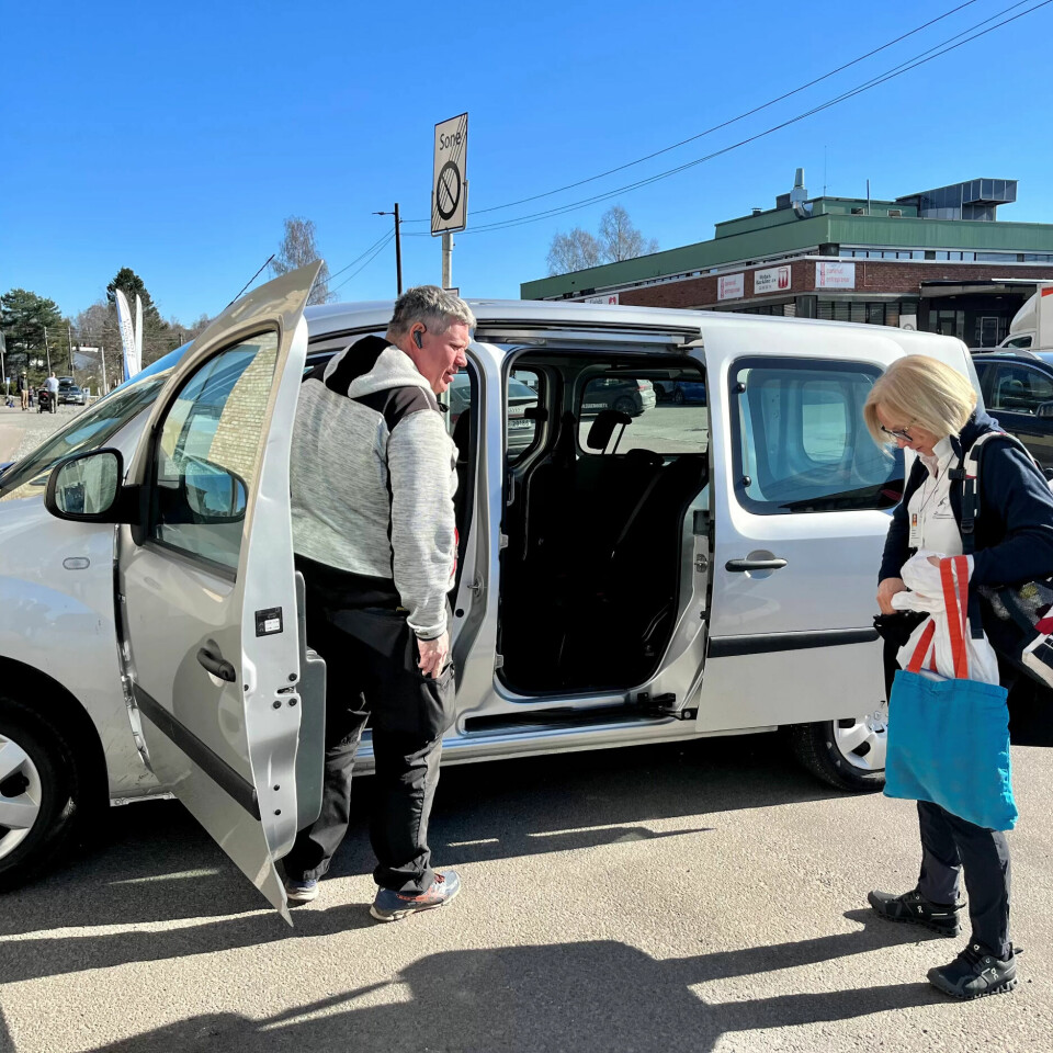 PROSJEKT: Sjåfør Morten Borgen sørger for at Siri Aaveren kommer rundt til pasientene denne dagen PROSJEKT: Sjåfør Morten Borgen sørger for at Siri Aaveren kommer rundt til pasientene denne dagen