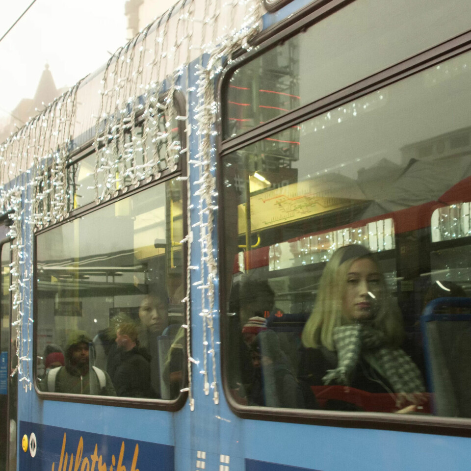 DUKKER OPP HER OG DER: Om du vil kjøre juletrikken må du bare følge med i gatene. Det finnes ikke fast rute på hvor og når juletrikken går. Sporveien bruker trikkene som er tilgjengelige, og det er leit å skuffe folk om ruten hadde blitt endret, sier Cato Asperud. DUKKER OPP HER OG DER: Om du vil kjøre juletrikken må du bare følge med i gatene. Det finnes ikke fast rute på hvor og når juletrikken går. Sporveien bruker trikkene som er tilgjengelige, og det er leit å skuffe folk om ruten hadde blitt endret, sier Cato Asperud.