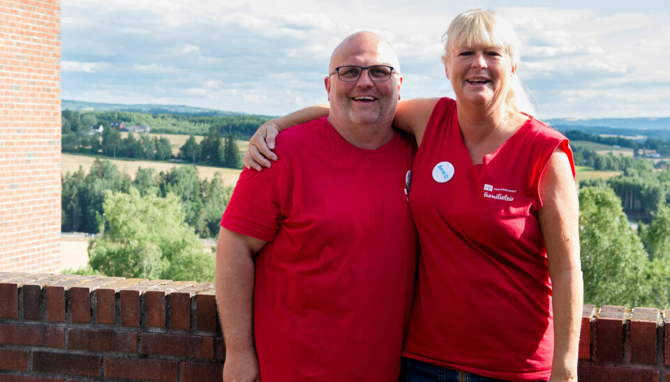 SUKSESS: Leirsjef Espen Sørensen og Astrid Mollerud, rådgiver i organisasjonsavdelingen, er fornøyd med å ha dratt enda en familieleir i havn. SUKSESS: Leirsjef Espen Sørensen og Astrid Mollerud, rådgiver i organisasjonsavdelingen, er fornøyd med å ha dratt enda en familieleir i havn.