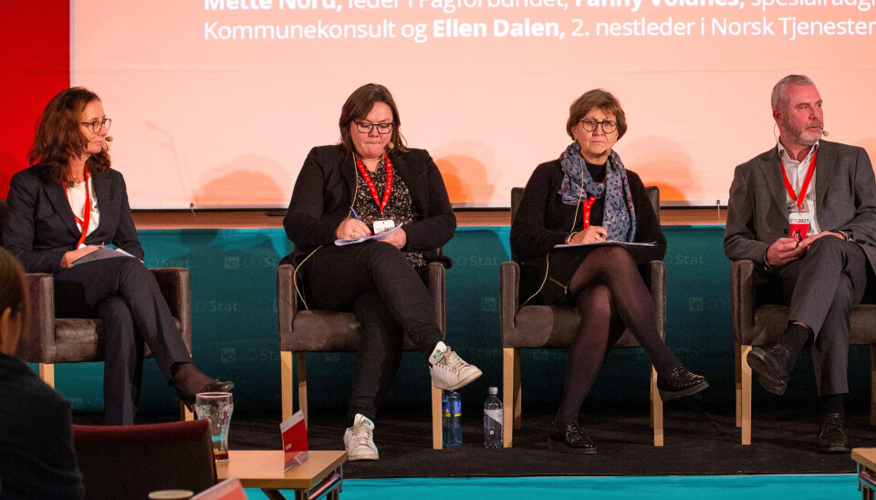 TILLITSREFORM: Forventningene til tillitsreformen er store, og i januar starter arbeidet med den. Fra venstre Gunn Karin Gjul (statssekretær KMD), Ellen Dalen (2. nestleder NTL), Mette Nord (leder fagforbundet) og Roger Heimli (LO-nestleder). TILLITSREFORM: Forventningene til tillitsreformen er store, og i januar starter arbeidet med den. Fra venstre Gunn Karin Gjul (statssekretær KMD), Ellen Dalen (2. nestleder NTL), Mette Nord (leder fagforbundet) og Roger Heimli (LO-nestleder).