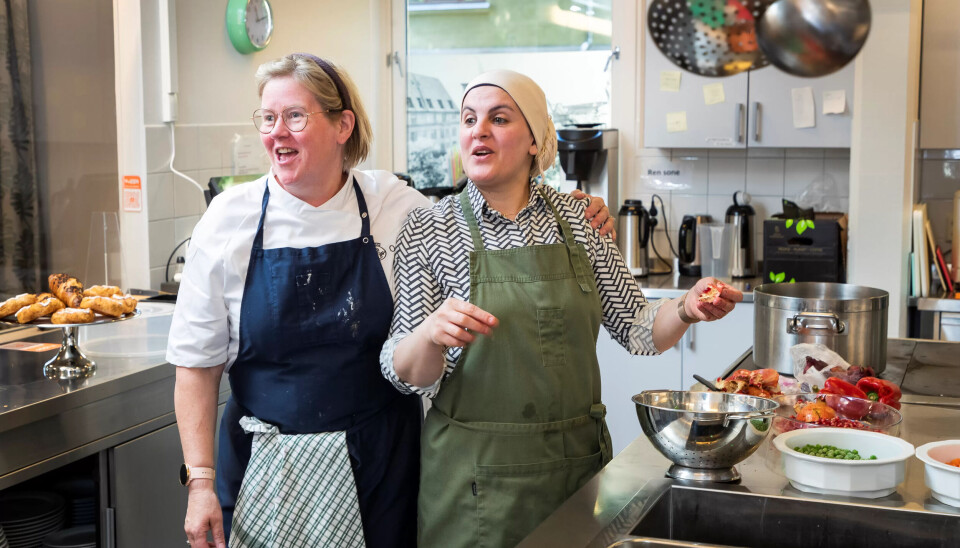 – Vi er Nordland, utbryter Esraa Al-Ali til begeistring fra nordlendingen Vibeke Stavøy som synes den kommentaren fortjener en klem. – Vi er Nordland, utbryter Esraa Al-Ali til begeistring fra nordlendingen Vibeke Stavøy som synes den kommentaren fortjener en klem.