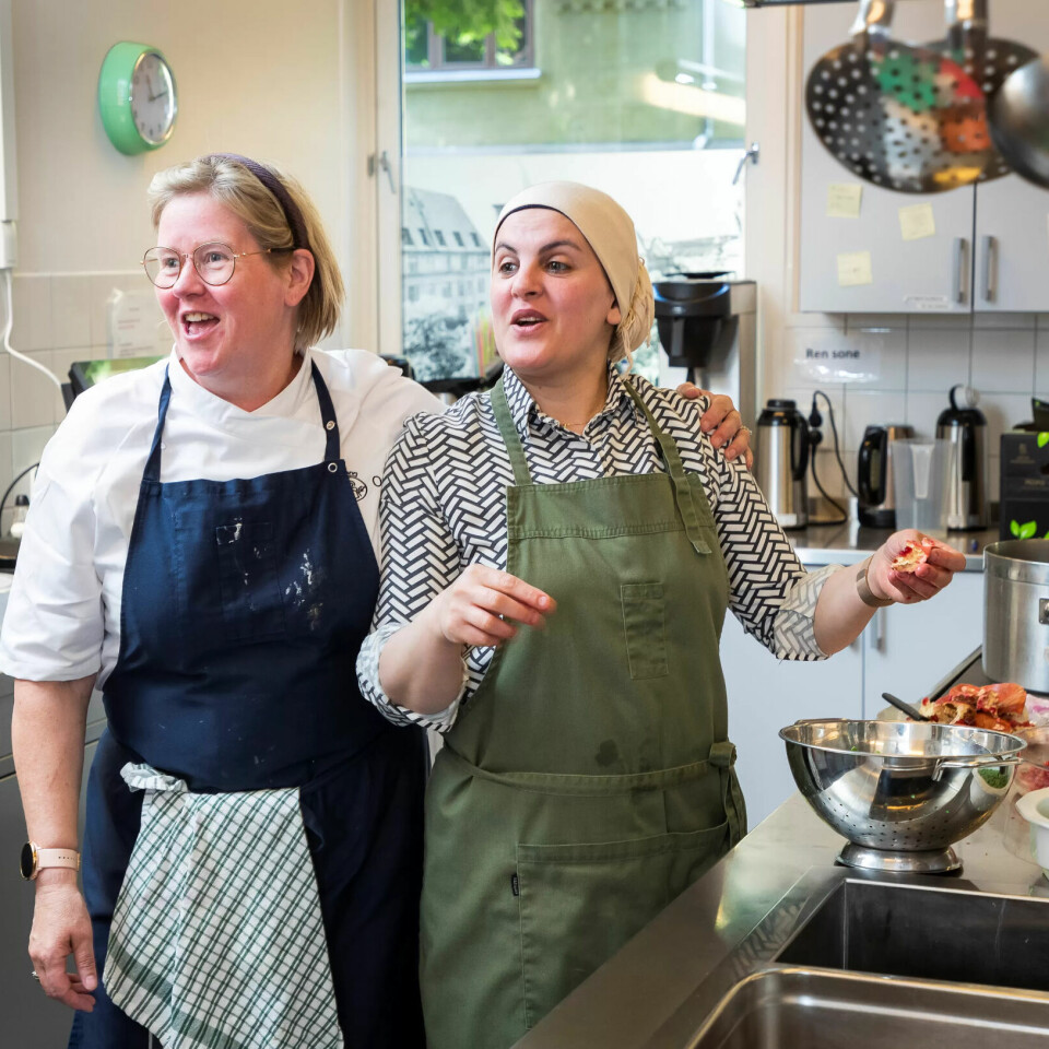 – Vi er Nordland, utbryter Esraa Al-Ali til begeistring fra nordlendingen Vibeke Stavøy som synes den kommentaren fortjener en klem. – Vi er Nordland, utbryter Esraa Al-Ali til begeistring fra nordlendingen Vibeke Stavøy som synes den kommentaren fortjener en klem.