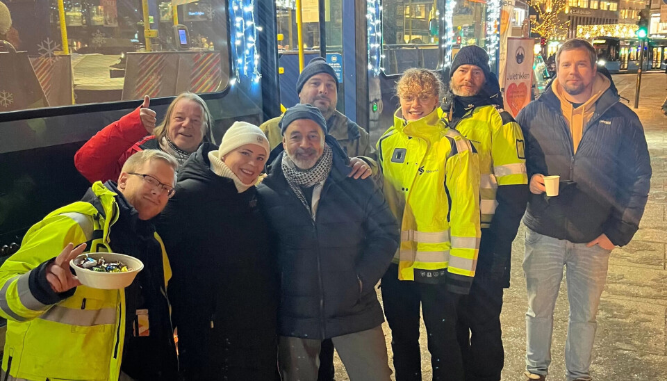 LAGER JULESTEMNING: På tross av færre arrangementer holder Sporveien fortsatt på tradisjonen med at Oslo Sporveiers Arbeiderforening deler ut pepperkaker og annet godt på juletrikken. Dette gjør de en gang i løp av desember. På bildet: Iftikhar Hussain, Geirr Cranner, Martin Grann, Linda Amundsen, Victoria Falao, Thomas Stave, Kristian Klevberg og Ola Floberg. LAGER JULESTEMNING: På tross av færre arrangementer holder Sporveien fortsatt på tradisjonen med at Oslo Sporveiers Arbeiderforening deler ut pepperkaker og annet godt på juletrikken. Dette gjør de en gang i løp av desember. På bildet: Iftikhar Hussain, Geirr Cranner, Martin Grann, Linda Amundsen, Victoria Falao, Thomas Stave, Kristian Klevberg og Ola Floberg.