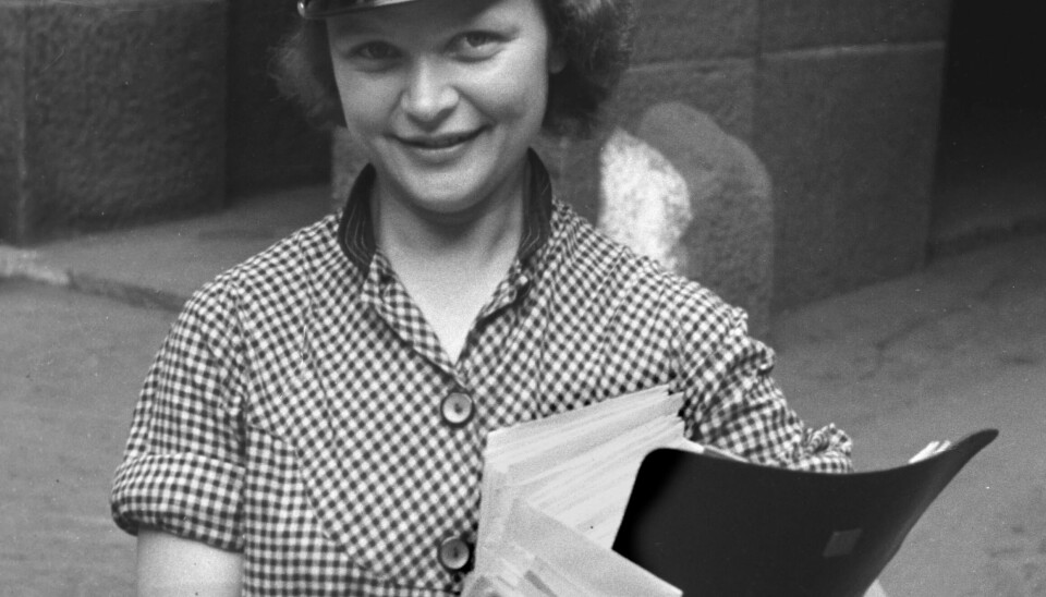 Kvinnelig postbud med postlue og brevbunke 8. juni 1943. Kvinnelig postbud med postlue og brevbunke 8. juni 1943.