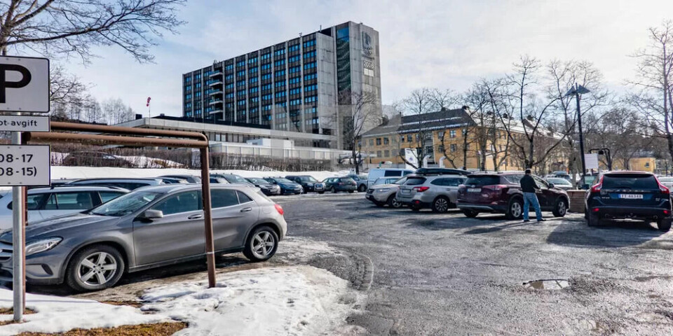 De fleste ansatte ved Lillehammer sykehus parkerer gratis, mens på Gjøvik er det plassmangel og stor frustrasjon. De fleste ansatte ved Lillehammer sykehus parkerer gratis, mens på Gjøvik er det plassmangel og stor frustrasjon.