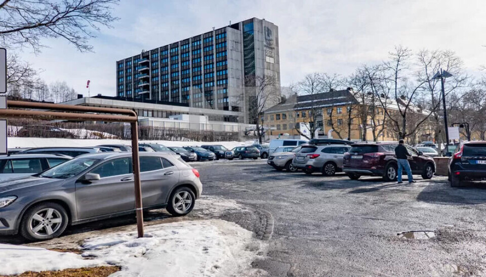 De fleste ansatte ved Lillehammer sykehus parkerer gratis, mens på Gjøvik er det plassmangel og stor frustrasjon. De fleste ansatte ved Lillehammer sykehus parkerer gratis, mens på Gjøvik er det plassmangel og stor frustrasjon.