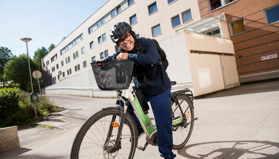 EFFEKTIV: – Med el-sykkelen bruker jeg mindre tid til å komme meg fra den ene brukeren til den andre. Og så er det jo veldig gøy å kjøre ned alle bakkene her i Alna, syns Jaqueline Løvø. EFFEKTIV: – Med el-sykkelen bruker jeg mindre tid til å komme meg fra den ene brukeren til den andre. Og så er det jo veldig gøy å kjøre ned alle bakkene her i Alna, syns Jaqueline Løvø.