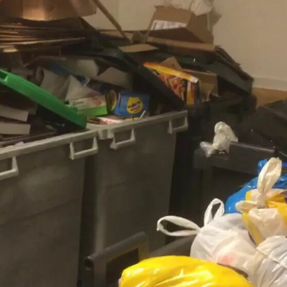 TIRSDAG MORGEN: Selv om renovatørene har stått på lange dager sammenhengende, så flyter beholdere over. Dette bildet fikk Fagbladet fra et borettslag tirsdag morgen. TIRSDAG MORGEN: Selv om renovatørene har stått på lange dager sammenhengende, så flyter beholdere over. Dette bildet fikk Fagbladet fra et borettslag tirsdag morgen.