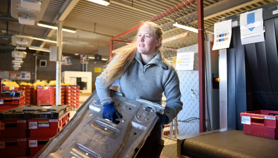 Siste ladning: Eline Kjos Nilsen laster opp de siste pakkene som skal scannes til neste flyvning. Siste ladning: Eline Kjos Nilsen laster opp de siste pakkene som skal scannes til neste flyvning.