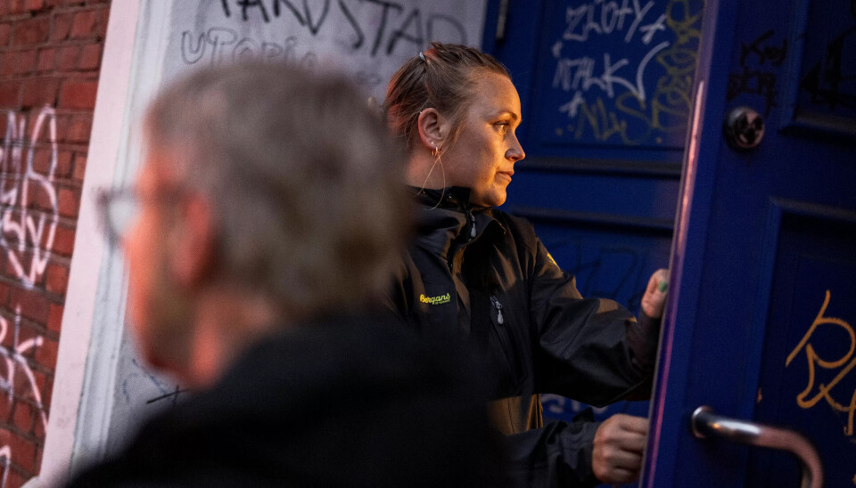 OSLOS GATEARBEIDERE: Jobben til sosionomene Cathrine Sundal Jacobsen og Vigdis Rasten (med ryggen til), er å oppsøke miljøene i Oslo sentrum som mange innbyggere frykter mest. De bekrefter at byen er blitt mer utrygg, men tror relasjonsbygging og tilbud om hjelp er bedre for alle enn straff alene. OSLOS GATEARBEIDERE: Jobben til sosionomene Cathrine Sundal Jacobsen og Vigdis Rasten (med ryggen til), er å oppsøke miljøene i Oslo sentrum som mange innbyggere frykter mest. De bekrefter at byen er blitt mer utrygg, men tror relasjonsbygging og tilbud om hjelp er bedre for alle enn straff alene.