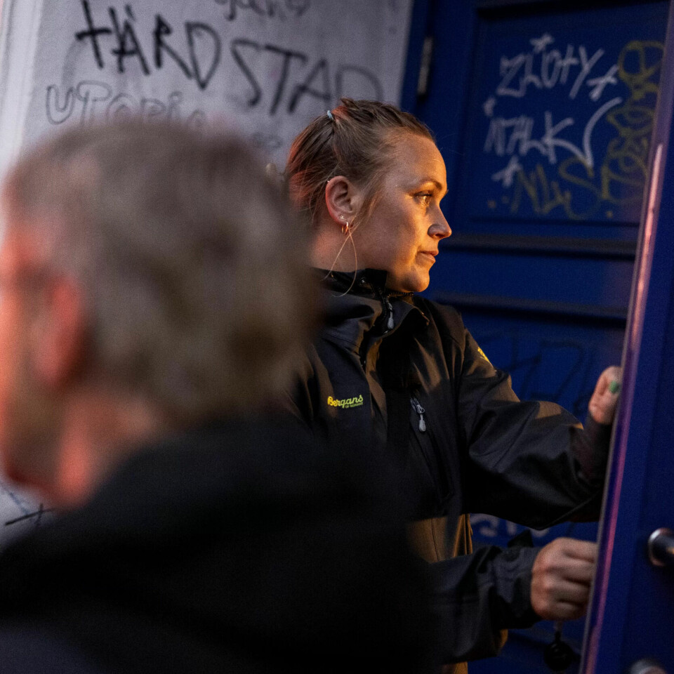 OSLOS GATEARBEIDERE: Jobben til sosionomene Cathrine Sundal Jacobsen og Vigdis Rasten (med ryggen til), er å oppsøke miljøene i Oslo sentrum som mange innbyggere frykter mest. De bekrefter at byen er blitt mer utrygg, men tror relasjonsbygging og tilbud om hjelp er bedre for alle enn straff alene. OSLOS GATEARBEIDERE: Jobben til sosionomene Cathrine Sundal Jacobsen og Vigdis Rasten (med ryggen til), er å oppsøke miljøene i Oslo sentrum som mange innbyggere frykter mest. De bekrefter at byen er blitt mer utrygg, men tror relasjonsbygging og tilbud om hjelp er bedre for alle enn straff alene.