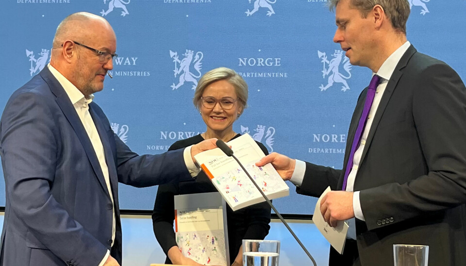 Torsdag 2. februar fekk helse- og omsorgsminister Ingvild Kjerkol overlevert Helsepersonellkommisjonens utredning Tid for handling. Gunnar Bovim, leiar i utvalet og tidlegare Direktør ved St. Olavs hospital, til venstre. Torsdag 2. februar fekk helse- og omsorgsminister Ingvild Kjerkol overlevert Helsepersonellkommisjonens utredning Tid for handling. Gunnar Bovim, leiar i utvalet og tidlegare Direktør ved St. Olavs hospital, til venstre.