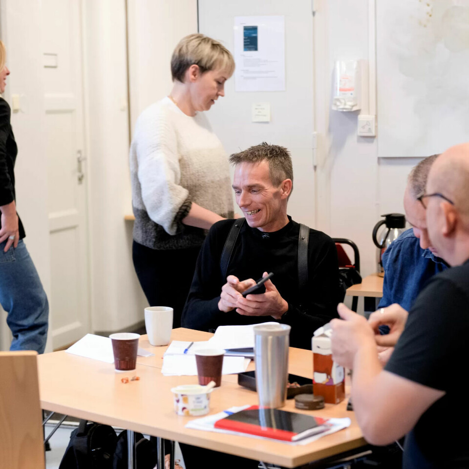 SPEEDATING MED ARBEIDSLIVET: John Asbjørn Broholt (i midten av bildet) skal sammen med de andre elevene på Erfaringsskolen treffe representanter fra arbeidslivet. Målet er å få en praksisplass. SPEEDATING MED ARBEIDSLIVET: John Asbjørn Broholt (i midten av bildet) skal sammen med de andre elevene på Erfaringsskolen treffe representanter fra arbeidslivet. Målet er å få en praksisplass.