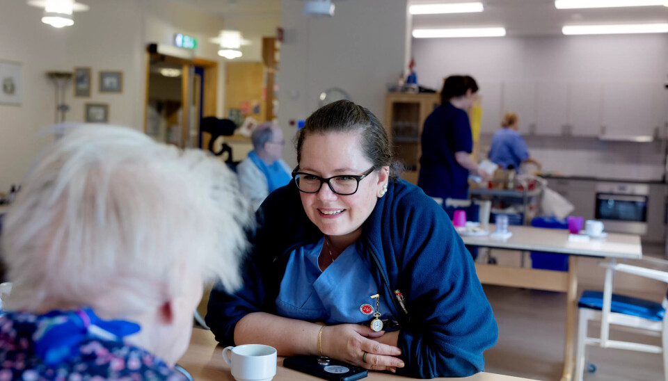 Solveig Irene Skjerve diskuterer Høyres ønske om å privatisere sykehjem med beboer Marie. Den snart 97 år gamle damen har tenkt å stemme ved valget. Men om det blir på Høyre, er usikkert. – De arbeider for de rike, mener hun. Solveig Irene Skjerve diskuterer Høyres ønske om å privatisere sykehjem med beboer Marie. Den snart 97 år gamle damen har tenkt å stemme ved valget. Men om det blir på Høyre, er usikkert. – De arbeider for de rike, mener hun.