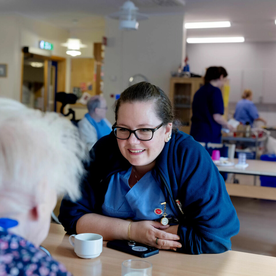Solveig Irene Skjerve diskuterer Høyres ønske om å privatisere sykehjem med beboer Marie. Den snart 97 år gamle damen har tenkt å stemme ved valget. Men om det blir på Høyre, er usikkert. – De arbeider for de rike, mener hun. Solveig Irene Skjerve diskuterer Høyres ønske om å privatisere sykehjem med beboer Marie. Den snart 97 år gamle damen har tenkt å stemme ved valget. Men om det blir på Høyre, er usikkert. – De arbeider for de rike, mener hun.
