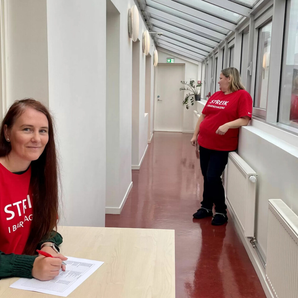 STILLE FØR STORMEN: Stine-Helén Larsen jobber som sekretær hos Fagforbundet barn og oppvekst i Oslo og sammen med streikeleder Marta Tryjanska er hun klar til å dele ut streikemateriell og svare på spørsmål. STILLE FØR STORMEN: Stine-Helén Larsen jobber som sekretær hos Fagforbundet barn og oppvekst i Oslo og sammen med streikeleder Marta Tryjanska er hun klar til å dele ut streikemateriell og svare på spørsmål.