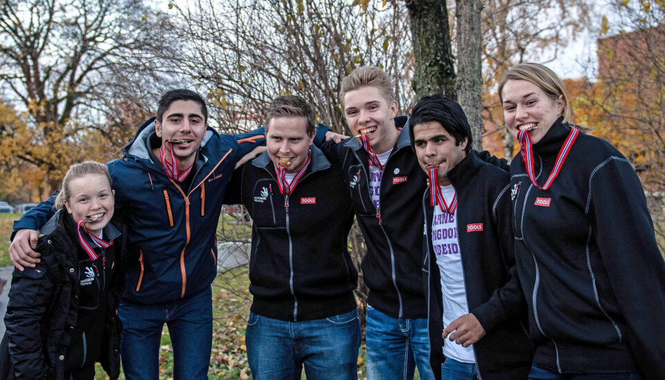 Strålende fornøyd var alle medaljevinnerne i barne- og ungdomsarbeiderfaget. I midten gullguttene, fra venstre Snorre Alexander Hammerstrøm og Arne Daniel Fallet, begge fra Aurskog Høland kommune, Akershus. Til venstre sølvmedaljevinnerne Anne Martinsen, Stavanger kommune, Rogaland og Battal Anli, Ørnstein barnehage, Rogaland. Til høyre er bronsevinnerne Maiwand Jabarnhild, Imekollen barnehage, Vest-Agder og Hanna Putervold, Holum kommune, Vest-Agder. Strålende fornøyd var alle medaljevinnerne i barne- og ungdomsarbeiderfaget. I midten gullguttene, fra venstre Snorre Alexander Hammerstrøm og Arne Daniel Fallet, begge fra Aurskog Høland kommune, Akershus. Til venstre sølvmedaljevinnerne Anne Martinsen, Stavanger kommune, Rogaland og Battal Anli, Ørnstein barnehage, Rogaland. Til høyre er bronsevinnerne Maiwand Jabarnhild, Imekollen barnehage, Vest-Agder og Hanna Putervold, Holum kommune, Vest-Agder.